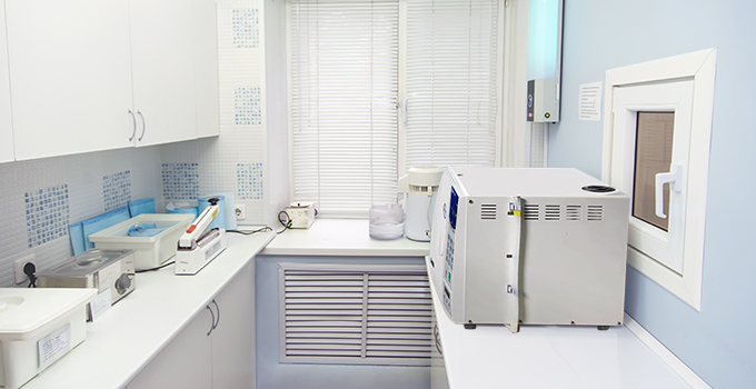 Dental autoclave for sterilization in dental offices